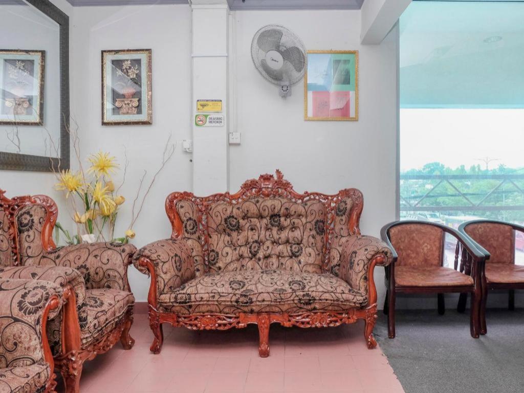 Oyo 90120 Mi Hotel Dungun Ngoại thất bức ảnh