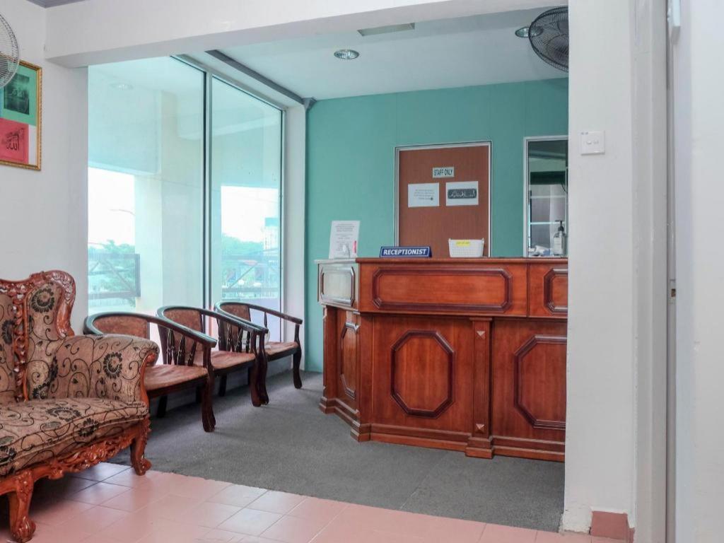 Oyo 90120 Mi Hotel Dungun Ngoại thất bức ảnh