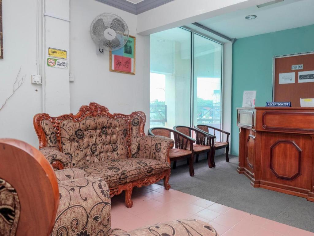 Oyo 90120 Mi Hotel Dungun Ngoại thất bức ảnh
